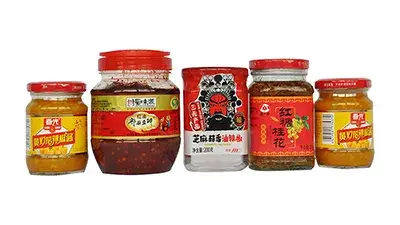Etiquetado de botellas de salsa