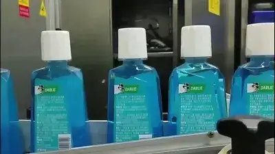 Aplicador de precintos y túnel de contracción para botellas de enjuague bucal