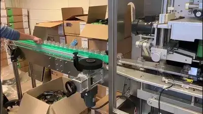 Aplicador de mangas y túnel de contracción para botellas de champú